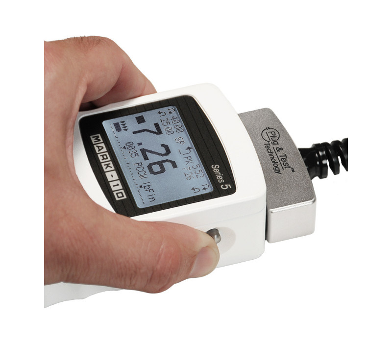 El conector Plug & Test® se bloquea en el receptor del indicador cuando está completamente insertado. Los dos botones de la carcasa del indicador liberan el conector para facilitar su extracción. Los contactos de resorte chapados en oro garantizan una conexión duradera y fiable.
