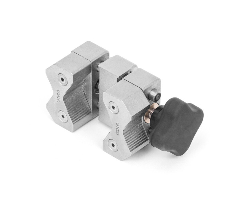 G1053 Agarre universal de mordazas en V con mordazas de aluminio dentadas y reversibles que agarran eficazmente una amplia variedad de formas y tamaños de muestras.